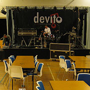 Et skønt minde fra en fest med Devito på scenen